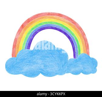 Un luminoso arcobaleno rotondo circondato da nuvole blu, disegnato a mano. Il disegno con matite colorate è isolato su uno sfondo bianco. Disegno di un bambino Foto Stock
