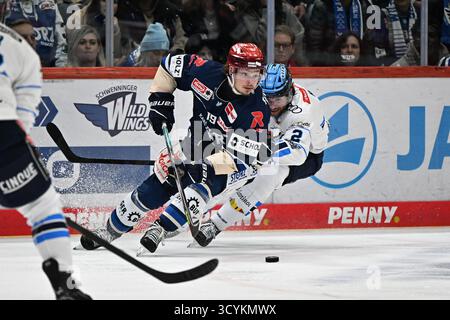 Schwenningen, Germania. 19 ottobre 2025. (v.l.n.r.) Hakon Haenelt (Schwenninger Wild Wings) Sam Ruopp (ERC Ingolstadt) Schwenninger Wild Wings gegen ERC Ingolstadt, DEL, Hauptrunde, Spieltag 12, Saison 2025/2026, 19.10.2025 foto: Eibner-Pressefoto/Sven Laegler credito: dpa/Alamy Live News Foto Stock