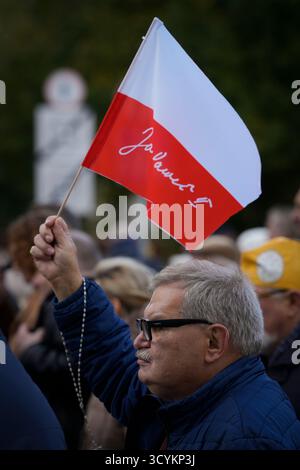 Diverse centinaia di persone prendono parte alla marcia papale a Varsavia, in Polonia, il 19 ottobre 2025. Foto Stock