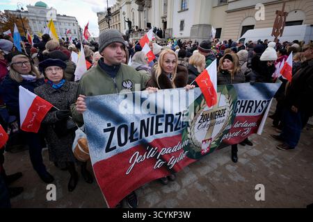 Diverse centinaia di persone prendono parte alla marcia papale a Varsavia, in Polonia, il 19 ottobre 2025. Foto Stock