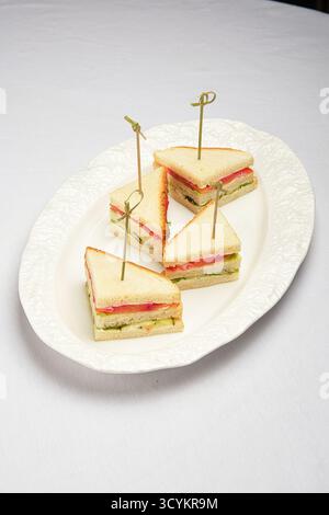 delicati panini in porcellana, lussuosa preparazione per il te' con panini al cetriolo Foto Stock