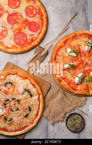 Un delizioso assortimento di pizze con condimenti freschi e saporiti ti attende Foto Stock