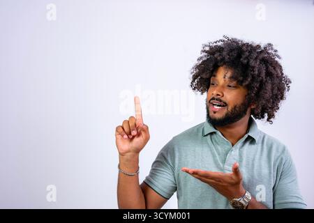 Uomo che spiega gesti dell'idea con le dita e il palmo aperto su sfondo bianco Foto Stock