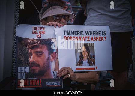 Protesta alla piazza degli ostaggi a Tel Aviv dopo l'attacco di Hamas del 7 ottobre Foto Stock