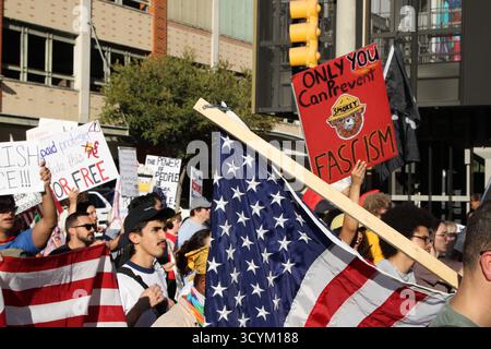 San Antonio, Stati Uniti. 18 ottobre 2025. La gente cammina e tiene i cartelli alla marcia di protesta "No Kings" a San Antonio, Texas, USA, il 18 ottobre 2025. Nelle città e nelle città di tutta l'America ci sono state simili proteste "No Kings" che si sono svolte oggi. (Foto di Carlos Kosienski/Sipa USA) credito: SIPA USA/Alamy Live News Foto Stock
