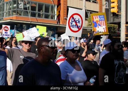 San Antonio, Stati Uniti. 18 ottobre 2025. La gente cammina e tiene i cartelli alla marcia di protesta "No Kings" a San Antonio, Texas, USA, il 18 ottobre 2025. Nelle città e nelle città di tutta l'America ci sono state simili proteste "No Kings" che si sono svolte oggi. (Foto di Carlos Kosienski/Sipa USA) credito: SIPA USA/Alamy Live News Foto Stock