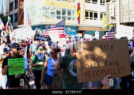 San Antonio, Stati Uniti. 18 ottobre 2025. Una persona ha in mano un cartello di protesta che recita: "Sicuramente continua ad attaccare i pedofili" alla manifestazione di protesta "No Kings" e alla marcia a San Antonio, Texas, USA, il 18 ottobre 2025. Nelle città e nelle città di tutta l'America ci sono state simili proteste "No Kings" che si sono svolte oggi. (Foto di Carlos Kosienski/Sipa USA) credito: SIPA USA/Alamy Live News Foto Stock