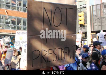 San Antonio, Stati Uniti. 18 ottobre 2025. Un cartello "Not My President" alla marcia di protesta "No Kings" a San Antonio, Texas, USA, il 18 ottobre 2025. Nelle città e nelle città di tutta l'America ci sono state simili proteste "No Kings" che si sono svolte oggi. (Foto di Carlos Kosienski/Sipa USA) credito: SIPA USA/Alamy Live News Foto Stock