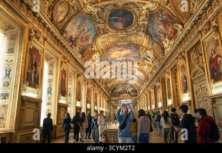 Parigi, Francia. 6 gennaio 2028. Visita il museo all'interno della sala d'oro che ospita i gioielli della Corona francese al Museo del Louvre di Parigi una fotografia del 6 gennaio 2022. Quattro fiorenti sono entrati nel Museo del Louvre domenica 19 ottobre 2025 in una finestra di questo salone in una audace rapina quando il museo ha avuto visitatori e se ne è andato con una quantità sconosciuta di inestimabile tesoro nazionale, noto come i Gioielli della Corona francese. Foto di Jim Hollander/UPI credito: UPI/Alamy Live News Foto Stock