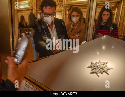 Parigi, Francia. 6 gennaio 2028. Visita il museo all'interno della sala d'oro che ospita i gioielli della Corona francese al Museo del Louvre di Parigi una fotografia del 6 gennaio 2022. Quattro fiorenti sono entrati nel Museo del Louvre domenica 19 ottobre 2025 in una finestra di questo salone in una audace rapina quando il museo ha avuto visitatori e se ne è andato con una quantità sconosciuta di inestimabile tesoro nazionale, noto come i Gioielli della Corona francese. Foto di Jim Hollander/UPI credito: UPI/Alamy Live News Foto Stock