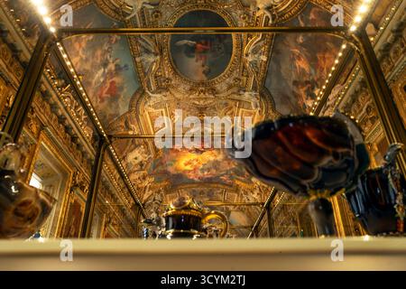 Parigi, Francia. 6 gennaio 2028. Visita il museo all'interno della sala d'oro che ospita i gioielli della Corona francese al Museo del Louvre di Parigi una fotografia del 6 gennaio 2022. Quattro fiorenti sono entrati nel Museo del Louvre domenica 19 ottobre 2025 in una finestra di questo salone in una audace rapina quando il museo ha avuto visitatori e se ne è andato con una quantità sconosciuta di inestimabile tesoro nazionale, noto come i Gioielli della Corona francese. Foto di Jim Hollander/UPI credito: UPI/Alamy Live News Foto Stock