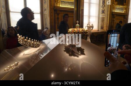 Parigi, Francia. 6 gennaio 2028. Visita il museo all'interno della sala d'oro che ospita i gioielli della Corona francese al Museo del Louvre di Parigi una fotografia del 6 gennaio 2022. Quattro fiorenti sono entrati nel Museo del Louvre domenica 19 ottobre 2025 in una finestra di questo salone in una audace rapina quando il museo ha avuto visitatori e se ne è andato con una quantità sconosciuta di inestimabile tesoro nazionale, noto come i Gioielli della Corona francese. Foto di Jim Hollander/UPI credito: UPI/Alamy Live News Foto Stock