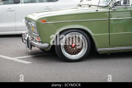 Auto degli anni '1970 - berlina VAZ 2103 classica nel parcheggio. Parte anteriore ravvicinata della vecchia Lada verde. Foto Stock