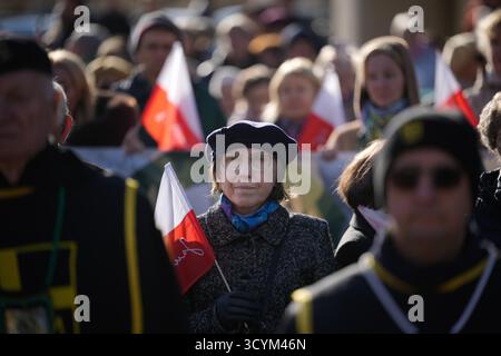 Varsavia, Polonia. 19 ottobre 2025. Diverse centinaia di persone prendono parte alla marcia papale a Varsavia, in Polonia, il 19 ottobre 2025. (Foto di Jaap Arriens/Sipa USA) credito: SIPA USA/Alamy Live News Foto Stock