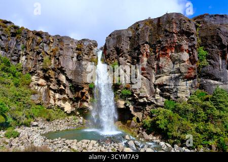 Cascate di Taranaki nel Parco Nazionale di Tongariro, nuova Zelanda, cascata che si getta sulle scogliere vulcaniche in una piscina limpida sottostante. Foto Stock
