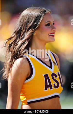 Tempe, Arizona, Stati Uniti. 18 ottobre 2025. Cheerleader dell'ASU prima della partita tra la Texas Tech University e l'Arizona State University Sun Devils al Mountain America Stadium di Tempe, Arizona. Michael Cazares/CSM/Alamy Live News Foto Stock