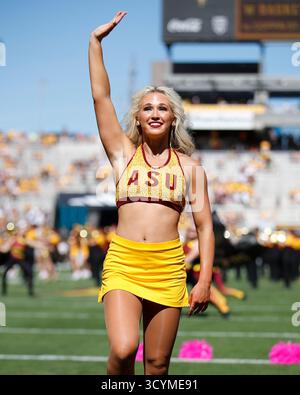 Tempe, Arizona, Stati Uniti. 18 ottobre 2025. Cheerleader dell'ASU prima della partita tra la Texas Tech University e l'Arizona State University Sun Devils al Mountain America Stadium di Tempe, Arizona. Michael Cazares/CSM/Alamy Live News Foto Stock