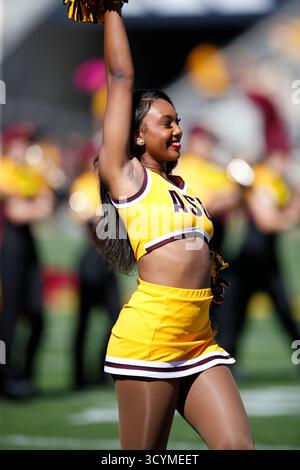 Tempe, Arizona, Stati Uniti. 18 ottobre 2025. Cheerleader dell'ASU prima della partita tra la Texas Tech University e l'Arizona State University Sun Devils al Mountain America Stadium di Tempe, Arizona. Michael Cazares/CSM/Alamy Live News Foto Stock