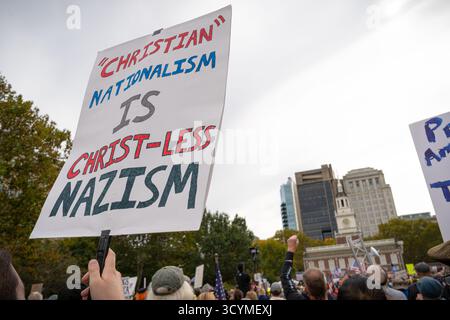 No Kings protesta a Philadelphia, Pennsylvania, USA il 18 ottobre 2025 Foto Stock