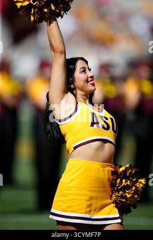 Tempe, Arizona, Stati Uniti. 18 ottobre 2025. Cheerleader dell'ASU prima della partita tra la Texas Tech University e l'Arizona State University Sun Devils al Mountain America Stadium di Tempe, Arizona. Michael Cazares/CSM/Alamy Live News Foto Stock