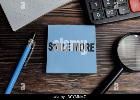 Concetto di sorriso più scrivere su appiccicose note isolate su un tavolo di legno. Foto Stock