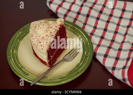 Grande fetta di torta di velluto rosso! Foto Stock