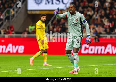 Milano, Italia. 19 ottobre 2025. Mike Maignan dell'AC Milan gesta durante la partita di calcio di serie A 2025/26 tra l'AC Milan e l'ACF Fiorentina allo Stadio San Siro di Milano crediti: dpa/Alamy Live News Foto Stock