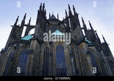 Facciata posteriore della cattedrale di San Vito, Praga, Repubblica Ceca, con le sue guglie gotiche Foto Stock