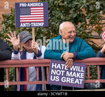 La gente tiene dei cartelli ad una manifestazione dei No Kings a Eugene, Oregon, il 18 ottobre 2025. Foto Stock