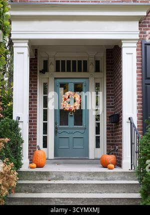 Porta d'ingresso con decorazioni di Halloween Foto Stock