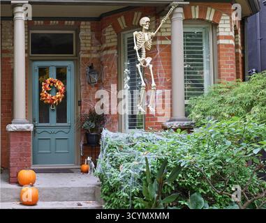 Vecchia casa in mattoni con decorazioni di Halloween sul portico anteriore Foto Stock