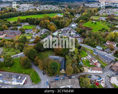 Paesaggio panoramico autunnale che mostra una piccola città del Galles dall'alto durante il giorno Foto Stock