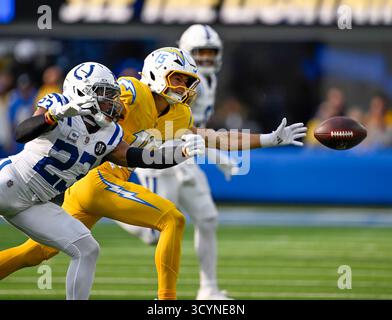 Inglewood, California, Stati Uniti. 19 ottobre 2025. Il wide receiver dei Los Angeles Chargers Ladd McConkey (15) tentò di fare una presa mentre il cornerback degli Indianapolis Colts Kenny Moore II (23) difendeva durante una partita della NFL a Inglewood, California. Credito fotografico obbligatorio: Charles Baus/CSM/Alamy Live News Foto Stock