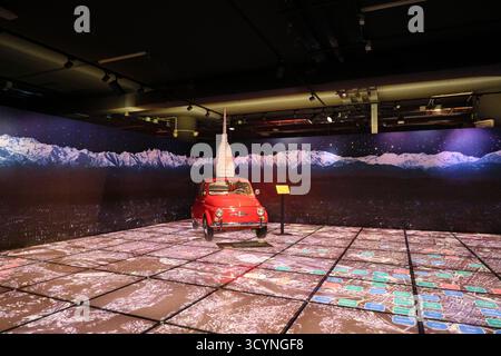 Una vecchia Fiat rossa con un modello della famosa torre Mole Antonelliana in cima. Al Museo Nazionale dell'Automobile di Torino, Torino, Italia. Foto Stock