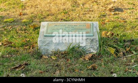 monumento alla memoria di andrew mitchell, parco picnic lungo la strada nell'isola di shelter island, new york Foto Stock