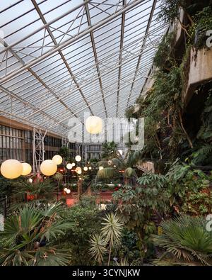 Barbican Conservatory di notte con calde luci a lanterna Noguchi, Londra Foto Stock