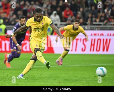 Milano, Italia. 19 ottobre 2025. Rafael Leao dell'AC Milan segna il suo secondo gol in una partita di serie A tra l'AC Milan e la Fiorentina a Milano, 19 ottobre 2025. Crediti: Alberto Lingria/Xinhua/Alamy Live News Foto Stock