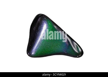 Ossidiana arcobaleno su sfondo bianco. Una roccia vulcanica con inclusioni microscopiche di ematite Foto Stock