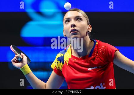 Zara, Croazia. 19 ottobre 2025. Bernadette Szocs di Romania gareggia contro Annett Kaufmann di Germania durante la finale dell'ETTU European Team Championship femminile tra Romania e Germania a Zara, Croazia, 19 ottobre 2025. Credito: Sime Zelic/PIXSELL tramite Xinhua/Alamy Live News Foto Stock
