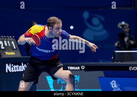 Zara, Croazia. 19 ottobre 2025. Ovidiu Ionescu della Romania gareggia contro Simon Gauzy della Francia durante la finale maschile ETTU European Team Championship tra Francia e Romania a Zara, Croazia, 19 ottobre 2025. Credito: Sime Zelic/PIXSELL tramite Xinhua/Alamy Live News Foto Stock