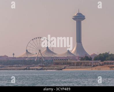 Marina Mall con la ruota panoramica Marina Eye e la Torre panoramica, Abu Dhabi, Emirati Arabi Uniti, vista dal lungomare Corniche durante il giorno. Foto Stock