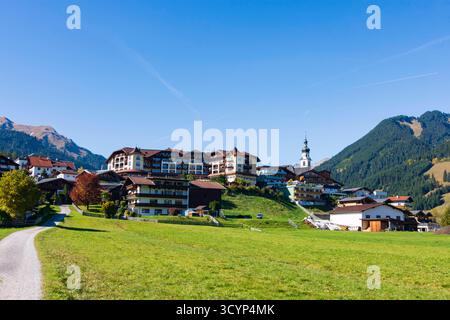 Villaggio e chiesa Lermoos, hotel Post Lermoos Tiroler Zugspitz Arena Tirol, Tirolo Austria Foto Stock