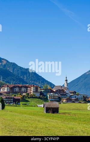 Villaggio e chiesa Lermoos, prati, fienili Lermoos Tiroler Zugspitz Arena Tirol, Tirolo Austria Foto Stock