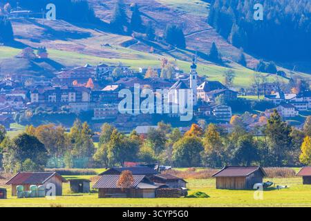 Villaggio e chiesa Lermoos, prati, fienili Lermoos Tiroler Zugspitz Arena Tirol, Tirolo Austria Foto Stock