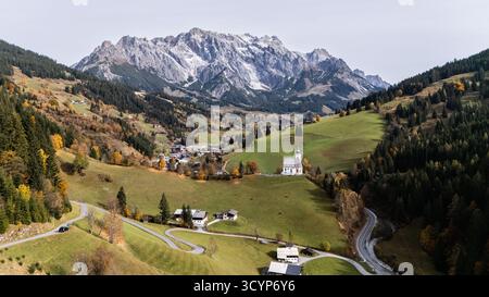 Pfarrkirche Dienten zum HL. Nikolaus im Pinzgau im Salzburger Land am Fuss des Hochkönigs im Herbst 19.10.2025. // Chiesa Parrocchiale di San Nicola a Pinzgau a Salisburgo ai piedi del Hochkönig in autunno 19 ottobre 2025 - 20251019 PD11892 credito: APA-PictureDesk/Alamy Live News Foto Stock