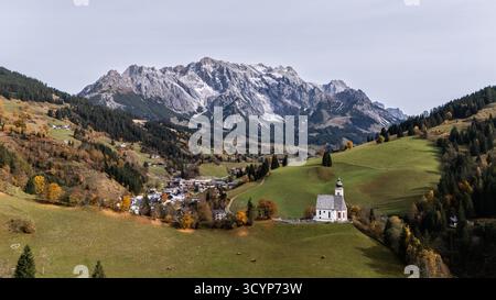 Pfarrkirche Dienten zum HL. Nikolaus im Pinzgau im Salzburger Land am Fuss des Hochkönigs im Herbst 19.10.2025. // Chiesa Parrocchiale di San Nicola a Pinzgau a Salisburgo ai piedi del Hochkönig in autunno 19 ottobre 2025 - 20251019 PD11896 credito: APA-PictureDesk/Alamy Live News Foto Stock