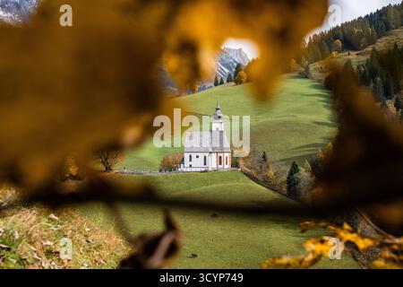 Pfarrkirche Dienten zum HL. Nikolaus im Pinzgau im Salzburger Land am Fuss des Hochkönigs im Herbst 19.10.2025. // Chiesa parrocchiale di San Nicola a Pinzgau a Salisburgo ai piedi del Hochkönig in autunno 19 ottobre 2025 - 20251019 PD11904 credito: APA-PictureDesk/Alamy Live News Foto Stock