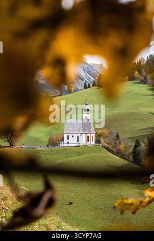 Pfarrkirche Dienten zum HL. Nikolaus im Pinzgau im Salzburger Land am Fuss des Hochkönigs im Herbst 19.10.2025. // Chiesa Parrocchiale di San Nicola a Pinzgau a Salisburgo ai piedi del Hochkönig in autunno 19 ottobre 2025 - 20251019 PD11889 credito: APA-PictureDesk/Alamy Live News Foto Stock