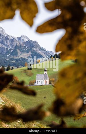 Pfarrkirche Dienten zum HL. Nikolaus im Pinzgau im Salzburger Land am Fuss des Hochkönigs im Herbst 19.10.2025. // Chiesa parrocchiale di San Nicola a Pinzgau a Salisburgo ai piedi del Hochkönig in autunno 19 ottobre 2025 - 20251019 PD11895 credito: APA-PictureDesk/Alamy Live News Foto Stock