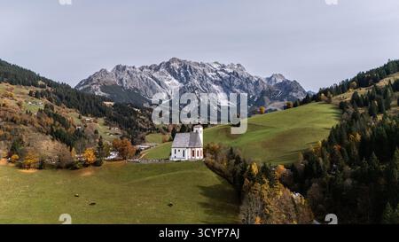 Pfarrkirche Dienten zum HL. Nikolaus im Pinzgau im Salzburger Land am Fuss des Hochkönigs im Herbst 19.10.2025. // Chiesa parrocchiale di San Nicola a Pinzgau a Salisburgo ai piedi del Hochkönig in autunno 19 ottobre 2025 - 20251019 PD11913 credito: APA-PictureDesk/Alamy Live News Foto Stock